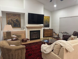 Living area - Terrific 2-bedroom condo in sunny Palm Desert with fitness room facitiy use (Palm Desert)