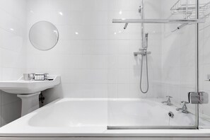 Sèche-cheveux, serviettes fournies, savon, papier toilette