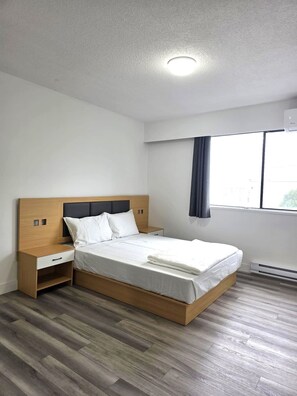 1 bedroom, iron/ironing board, free WiFi, bed sheets - Modern & Top Floor 1 Bedroom Suite with Parking (North Vancouver)