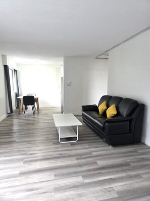 Smart TV - Modern & Top Floor 1 Bedroom Suite with Parking (North Vancouver)