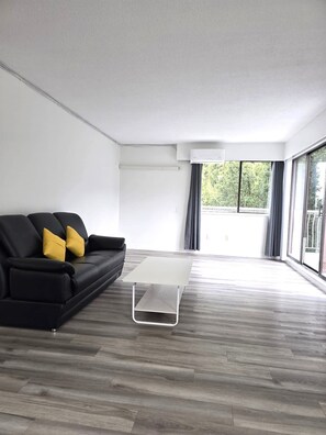 Smart TV - Modern & Top Floor 1 Bedroom Suite with Parking (North Vancouver)