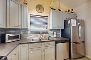 Fridge, microwave, oven, stovetop - Dogs, Boat Parking, Beach Access | Sunflower Hello (Port Aransas)