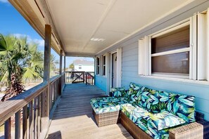 Terrace/patio - Sunflower Hello Home, Boat Parking & Fenced Yard (Port Aransas)