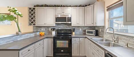 Kjøleskap, mikrobølgeovn, ovn og kokeplater