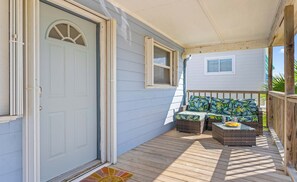 Terrace/patio - Dogs, Boat Parking, Beach Access | Sunflower Hello (Port Aransas)