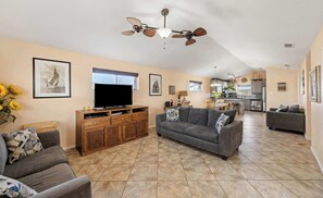TV, offices - Dogs, Boat Parking, Beach Access | Sunflower Hello (Port Aransas)
