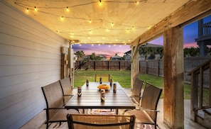 Covered Patio at Sunset — String Lights, Outdoor Dining & Fenced Yard - Sunflower Hello Home, Boat Parking & Fenced Yard (Port Aransas)