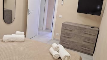 Iron/ironing board, bed sheets