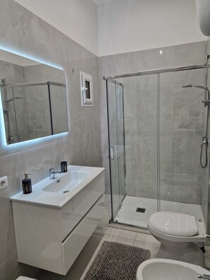 Doccia, asciugacapelli, bidet, asciugamani