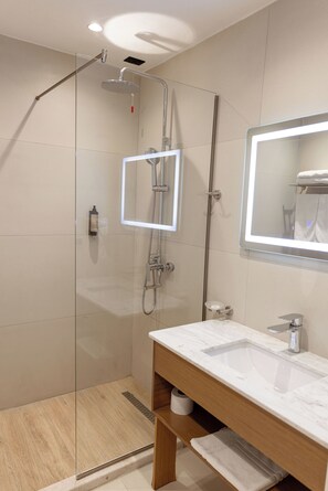 Classic-Doppelzimmer | Badezimmer | Dusche, kostenlose Toilettenartikel, Haartrockner, Handtücher