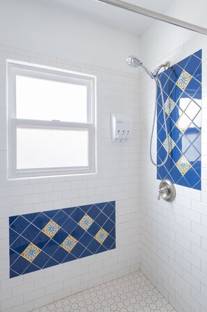 Shower, hair dryer, towels - Boho Beauty! Super Central | Steps to Beach & Bay (San Diego)