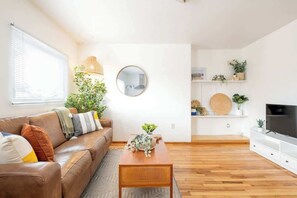 TV, offices - Boho Beauty! Super Central | Steps to Beach & Bay (San Diego)