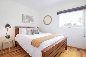 1 bedroom, iron/ironing board, travel cot, WiFi - Boho Beauty! Super Central | Steps to Beach & Bay (San Diego)