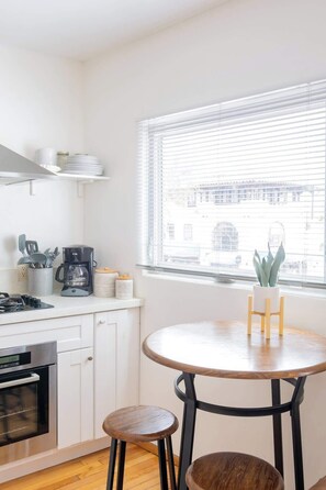 Réfrigérateur, four, plaque de cuisson, cafetière/bouilloire