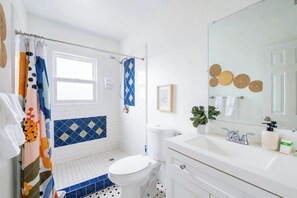 Shower, hair dryer, towels - Boho Beauty! Super Central | Steps to Beach & Bay (San Diego)