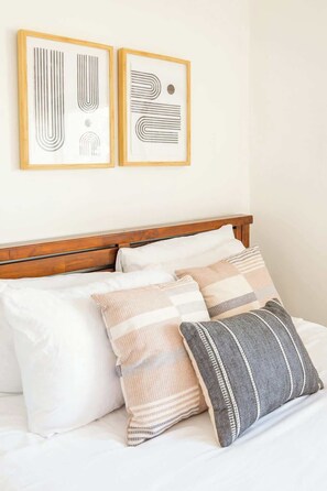 1 bedroom, iron/ironing board, travel cot, WiFi - Boho Beauty! Super Central | Steps to Beach & Bay (San Diego)