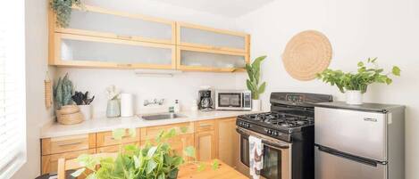 Refrigerador, microondas, horno y parrilla de estufa