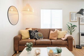 TV, offices - Amazing Location! Chic Apt Steps to Beach & Cafes! (San Diego)