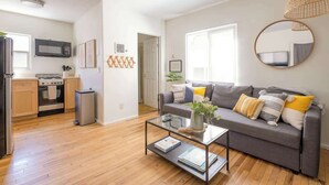 Un appartamento moderno con cucina, soggiorno e sala da pranzo.