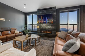 Una Smart TV, una chimenea