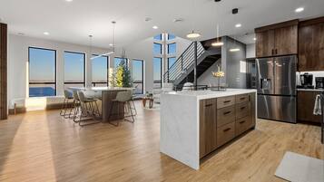 Frigorífico, microondas, horno y placa de cocina