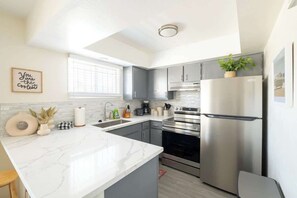 Fridge, microwave, oven, stovetop - Unbeatable Location | Chic 1BR Apt | Walk to Beach (San Diego)