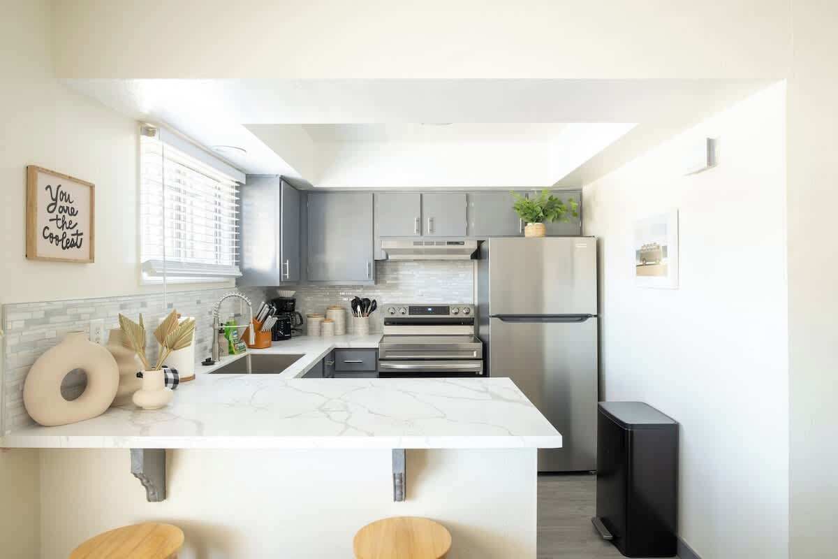 Frigorifero, microonde, forno, piano cottura