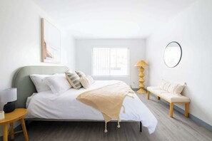 1 bedroom, iron/ironing board, travel cot, WiFi - Walk to Beach & Shops! Central & Chic Newport Apt (San Diego)