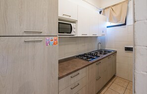 Fridge, microwave, stovetop, cookware/dishes/utensils - Beautiful apartment in Rosolina with WiFi (Rosolina)