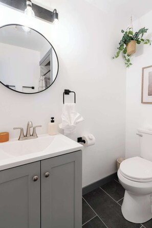 Shower, hair dryer, towels - Central, Stylish & Walkable Studio w/Parking in OB (San Diego)
