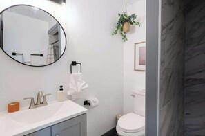 Shower, hair dryer, towels - Central, Stylish & Walkable Studio w/Parking in OB (San Diego)