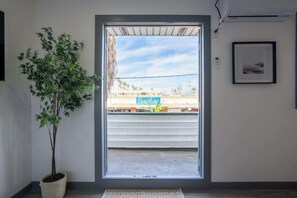 Interior - Central, Stylish & Walkable Studio w/Parking in OB (San Diego)