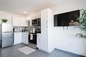 Fridge, microwave, oven, stovetop - Central, Stylish & Walkable Studio w/Parking in OB (San Diego)