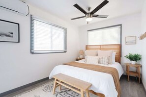 Tabla de planchar con plancha, cuna de viaje, wifi y ropa de cama 
