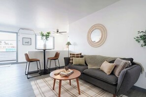 TV, offices - Central, Stylish & Walkable Studio w/Parking in OB (San Diego)