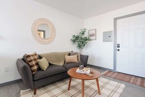 TV, offices - Central, Stylish & Walkable Studio w/Parking in OB (San Diego)