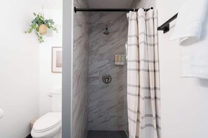 Shower, hair dryer, towels - Central, Stylish & Walkable Studio w/Parking in OB (San Diego)