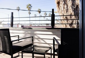 Property grounds - Central, Stylish & Walkable Studio w/Parking in OB (San Diego)