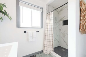 Shower, hair dryer, towels - Stylish & Comfy near Beach & Pier ~ Balcony ~ Pkg! (San Diego)