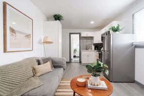 TV - Stylish & Comfy near Beach & Pier ~ Balcony ~ Pkg! (San Diego)