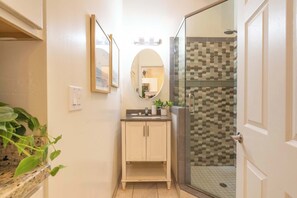 Shower, hair dryer, towels - 1 Bedroom Steps from the sand! (San Diego)