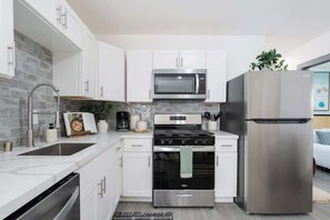 Fridge, microwave, oven, stovetop - Super Central Retreat | Steps to Everything! (San Diego)