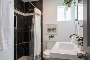 Shower, hair dryer, towels - Super Central Retreat | Steps to Everything! (San Diego)