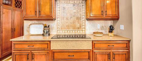 Kylskåp, mikrovågsugn, ugn och spishäll