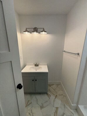 Douche, serviettes fournies, savon, papier toilette