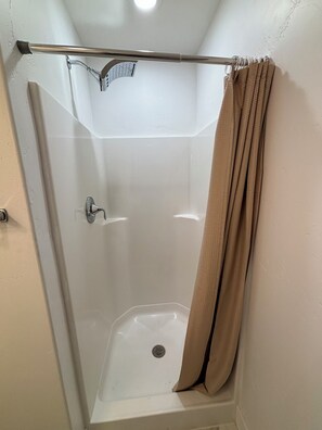 Douche, serviettes fournies, savon, papier toilette
