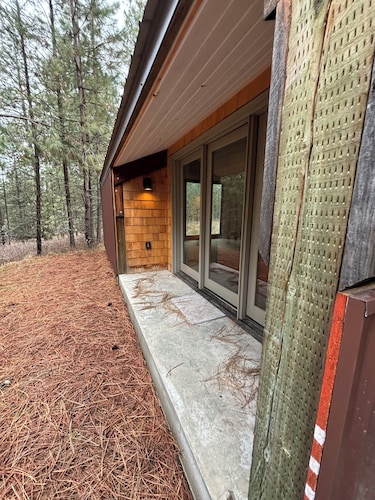 Cozy loft cabin with AC on 6 acres of woods near the charming town of Bigfork