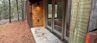 Cozy loft cabin with AC on 6 acres of woods near the charming town of Bigfork