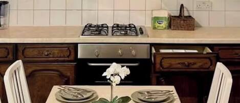 Frigorífico, microondas, horno y placa de cocina