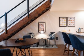 Dining - Chic Loft in Wallingford (Seattle)